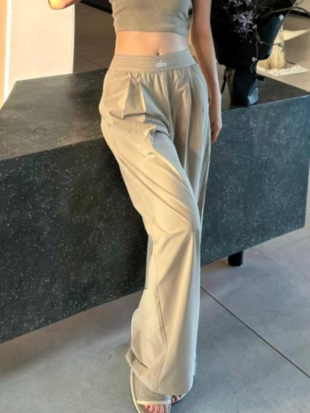 NWT👩‍⚖ALO Yoga Suit Up Relaxed Fit Trouser Gravel Color,30” Inseam🌛Lightweight